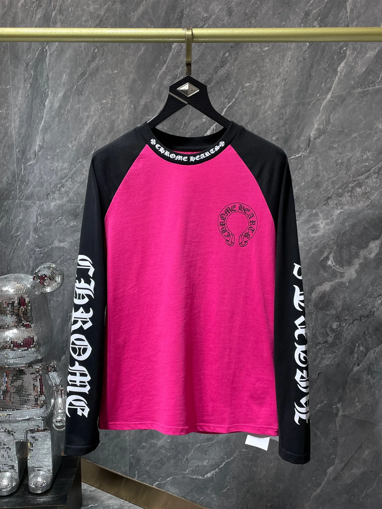 P160 Chrome Hearts 🍁Long T series🍁 High-weight, environmentally friendly and high-quality top-quality fabrics Chrome Sanskrit letters, big horseshoe color-blocking raglan long-sleeved T, counter synchronization, replica version 1:1 Recommended color: black and red color-blocking Size: S, M, L, XL
